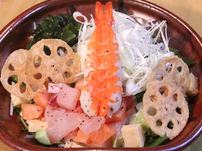 魚屋の豪快海鮮サラダ